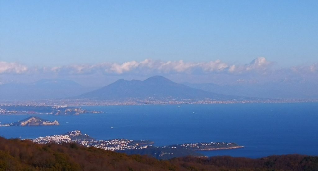 Blick zum Vesuv im Golf von Neapel