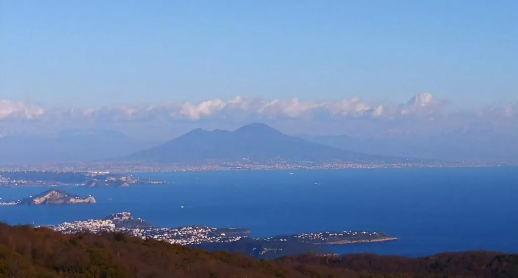 Blick zum Vesuv im Golf von Neapel