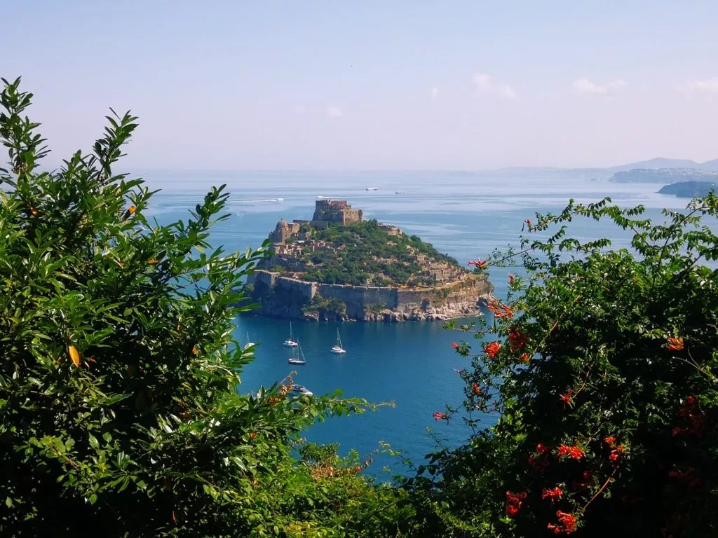 Blick zum Castell Arragonese auf Ischia