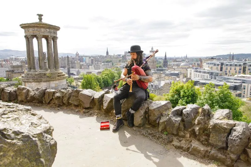 Bagpipe-Player-on-Carlton-Hill-Edinburgh